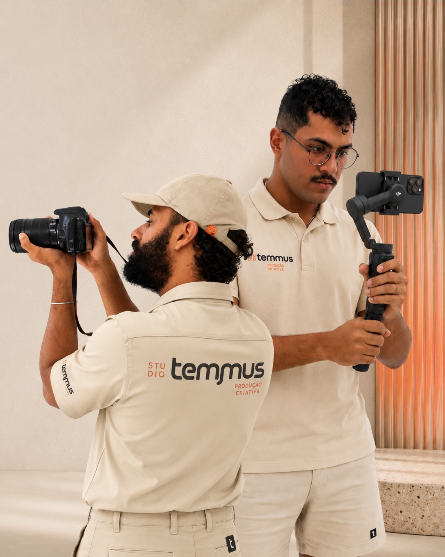 Equipe do Studio Temmus em produção, com câmera e estabilizador